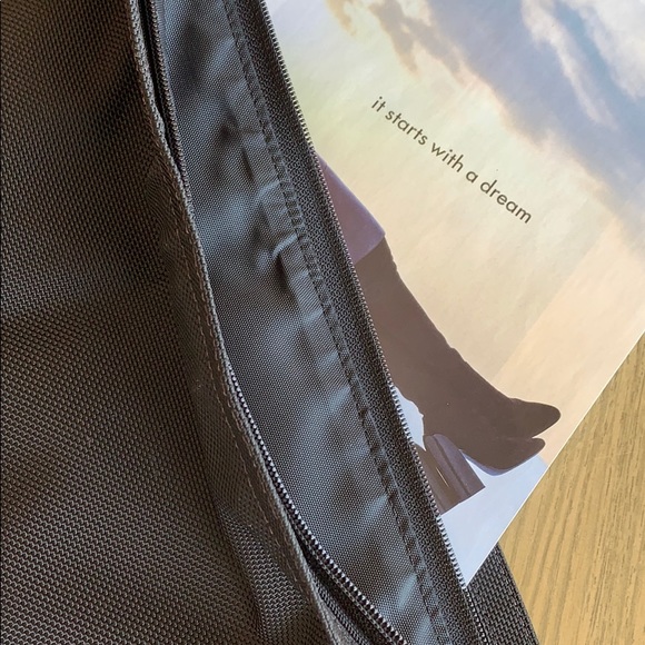 Thin zippered 3-pocket lined portfolio - Picture 9 of 9